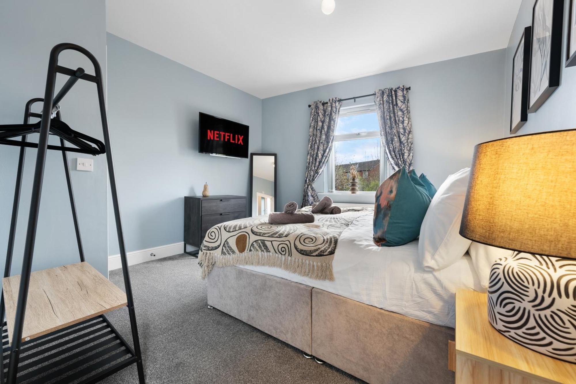 4-Bedroom Stunning Luxe, Spacious & Stylish Design House Bolton, Sleeps 11, With Parking Central Bolton, Links To Manchester, Pet-Friendly, Best For Groups! Work Contractors And Summer Special Offer! - By Blue Puffin Stays Farnworth Bagian luar foto