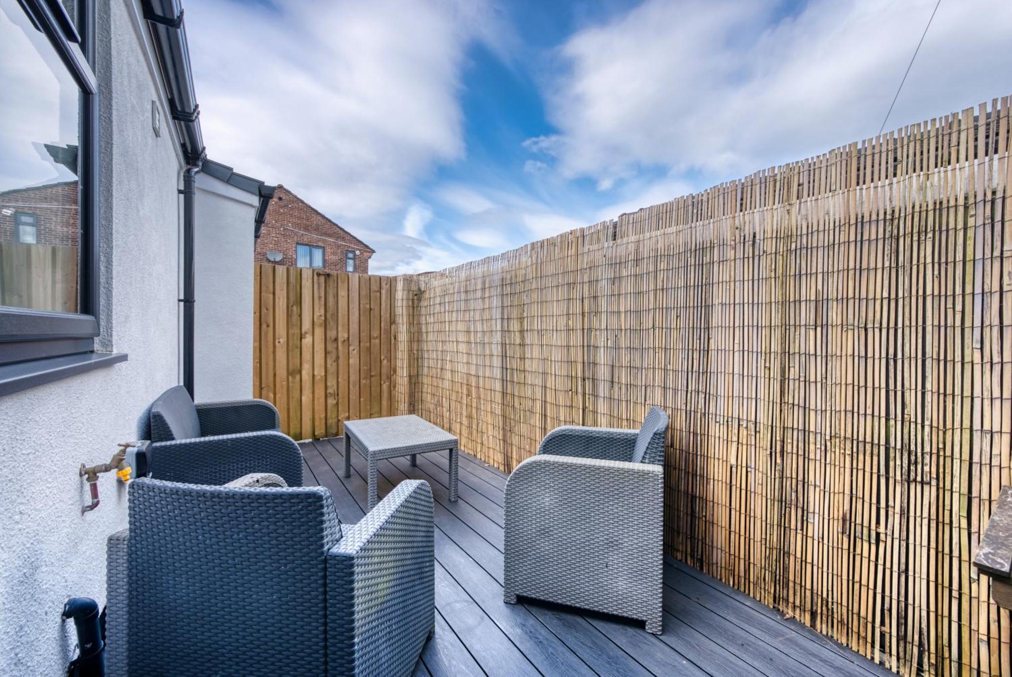 4-Bedroom Stunning Luxe, Spacious & Stylish Design House Bolton, Sleeps 11, With Parking Central Bolton, Links To Manchester, Pet-Friendly, Best For Groups! Work Contractors And Summer Special Offer! - By Blue Puffin Stays Farnworth Bagian luar foto