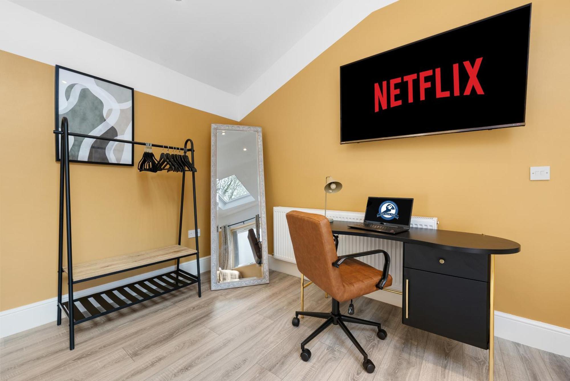 4-Bedroom Stunning Luxe, Spacious & Stylish Design House Bolton, Sleeps 11, With Parking Central Bolton, Links To Manchester, Pet-Friendly, Best For Groups! Work Contractors And Summer Special Offer! - By Blue Puffin Stays Farnworth Bagian luar foto