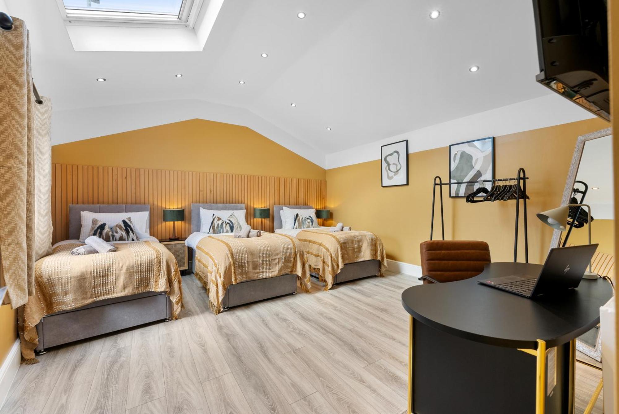 4-Bedroom Stunning Luxe, Spacious & Stylish Design House Bolton, Sleeps 11, With Parking Central Bolton, Links To Manchester, Pet-Friendly, Best For Groups! Work Contractors And Summer Special Offer! - By Blue Puffin Stays Farnworth Bagian luar foto