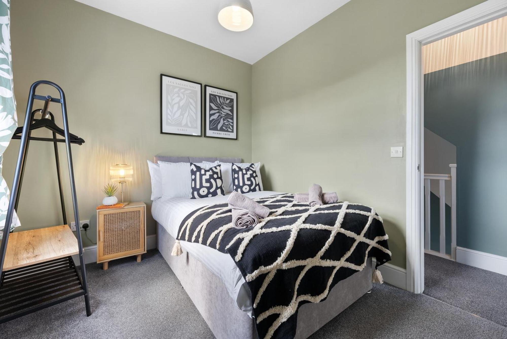 4-Bedroom Stunning Luxe, Spacious & Stylish Design House Bolton, Sleeps 11, With Parking Central Bolton, Links To Manchester, Pet-Friendly, Best For Groups! Work Contractors And Summer Special Offer! - By Blue Puffin Stays Farnworth Bagian luar foto