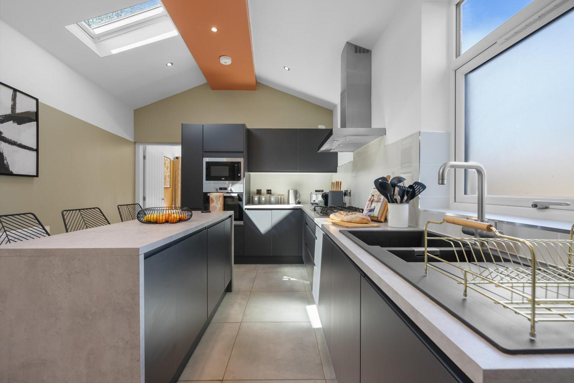 4-Bedroom Stunning Luxe, Spacious & Stylish Design House Bolton, Sleeps 11, With Parking Central Bolton, Links To Manchester, Pet-Friendly, Best For Groups! Work Contractors And Summer Special Offer! - By Blue Puffin Stays Farnworth Bagian luar foto